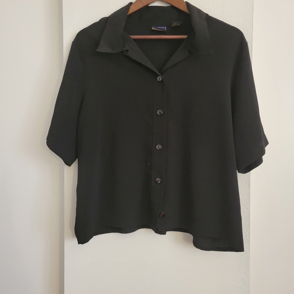 Laura Scott Button Down Black Short Sleeve Bloues.